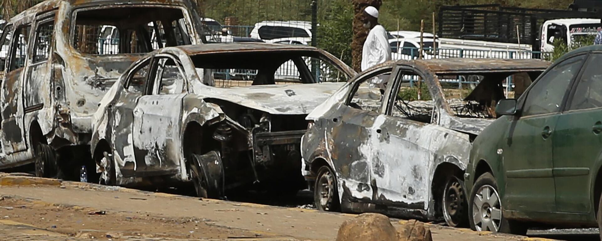 Burned cars remain at the square where the military cleared the opposition sit-in camp on June 3, in Khartoum, Sudan, Monday, June 17, 2019.  - Sputnik Africa, 1920, 04.05.2023
