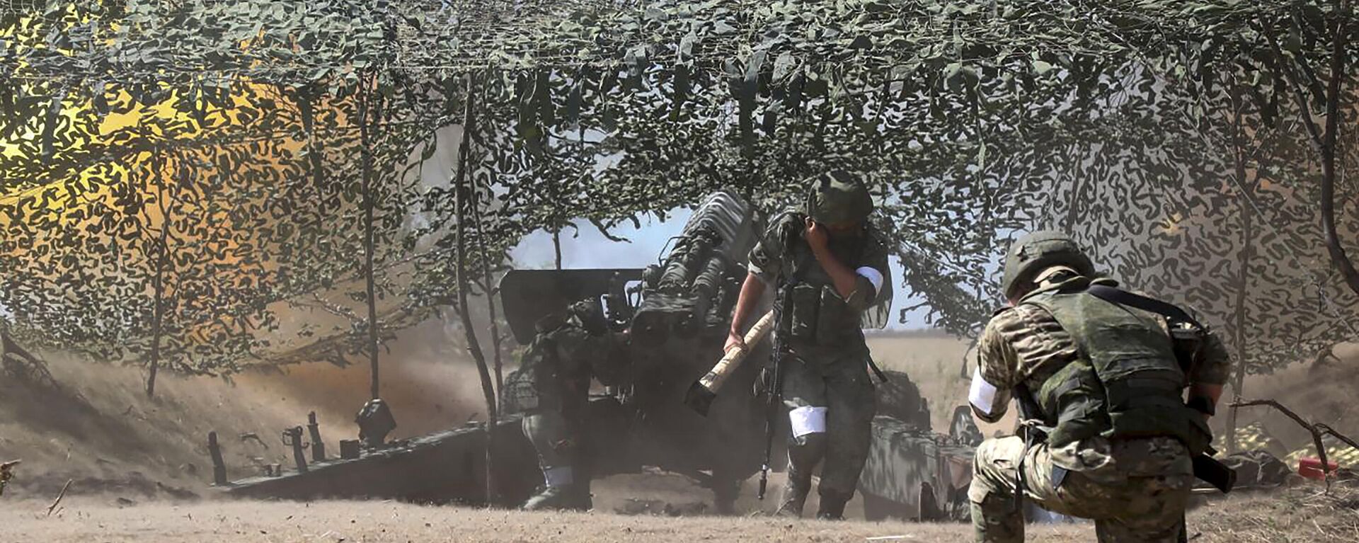 In this handout photo taken from video released by Russian Defense Ministry Press Service on Sunday, Sept. 11, 2022, Russian paratroopers are seen on a mission on the Nikolaev-Krivoy Rog direction in Ukraine. - Sputnik Africa, 1920, 04.06.2023
