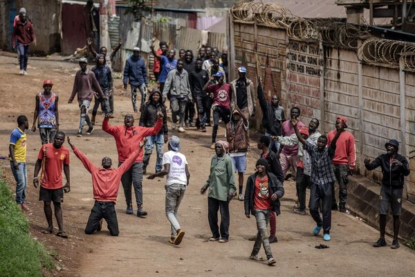 Opposition supporters react in front of Kenyan police officers during riots in the informal settlement of Kibera in Nairobi on May 2, 2023. - Sputnik Africa