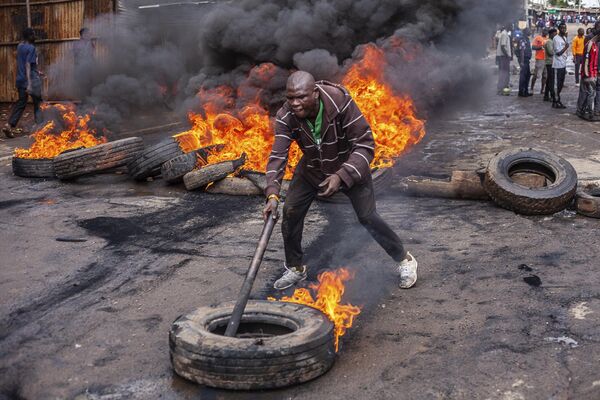 A protestor burns tyres to block the road on the outskirts of Nairobi, Tuesday, May 2, 2023.  - Sputnik Africa