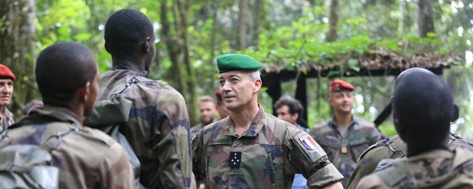 General Thierry Burkhard, French Army Chief of the Defence Staff, talks on April 15, 2022 to a group of soldiers from Cameroon, Chad, Gabon, Democratic republic of Congo, Republic of Congo and Central African Republic taking part in a training at the Raponda Walker Arboretum forest in Akanda, Gabon - Sputnik Africa, 1920, 02.03.2023