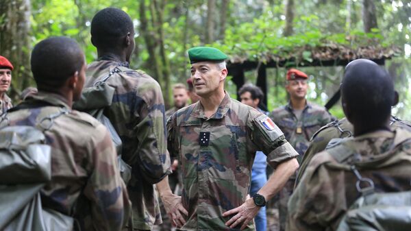 General Thierry Burkhard, French Army Chief of the Defence Staff, talks on April 15, 2022 to a group of soldiers from Cameroon, Chad, Gabon, Democratic republic of Congo, Republic of Congo and Central African Republic taking part in a training at the Raponda Walker Arboretum forest in Akanda, Gabon - Sputnik Africa