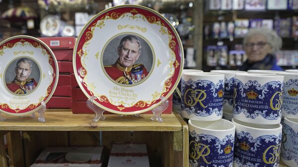 Plates and cups in honor of the coronation of Charles III in London - Sputnik Africa
