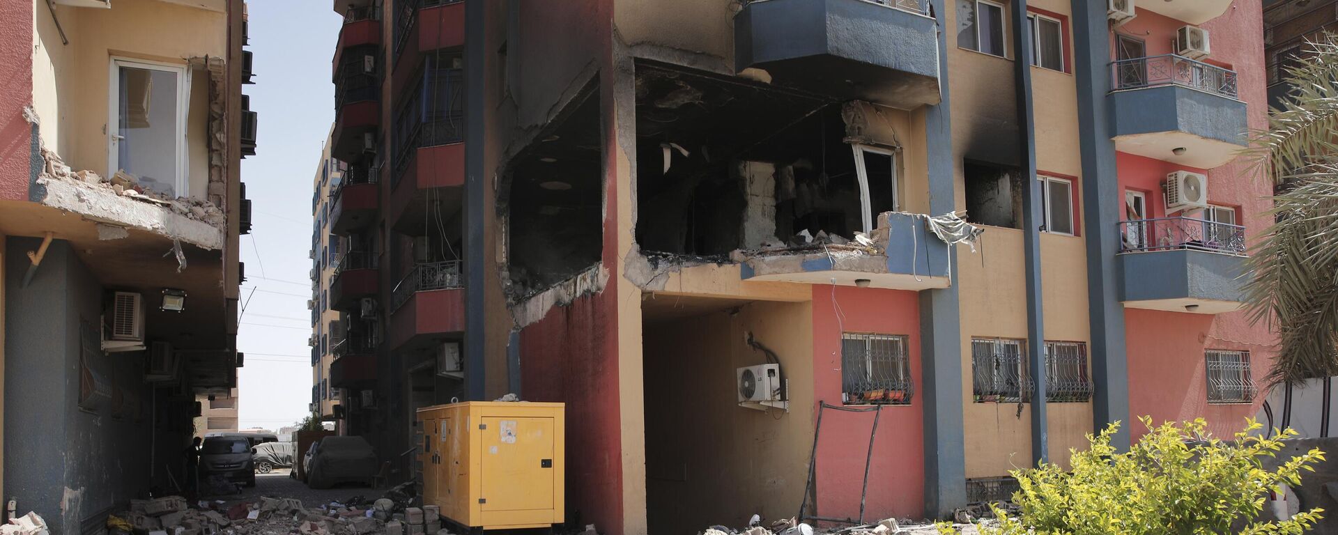 Residential buildings damaged in fighting are seen in Khartoum, Sudan, Thursday, April 20, 2023.  - Sputnik Africa, 1920, 05.05.2023