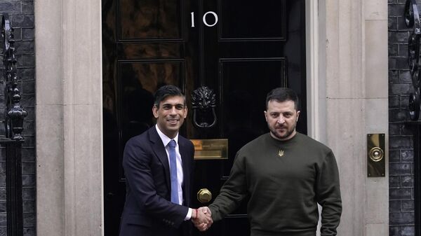 Britain's Prime Minister Rishi Sunak, left, welcomes Ukraine's President Volodymyr Zelensky at Downing Street in London - Sputnik Afrique