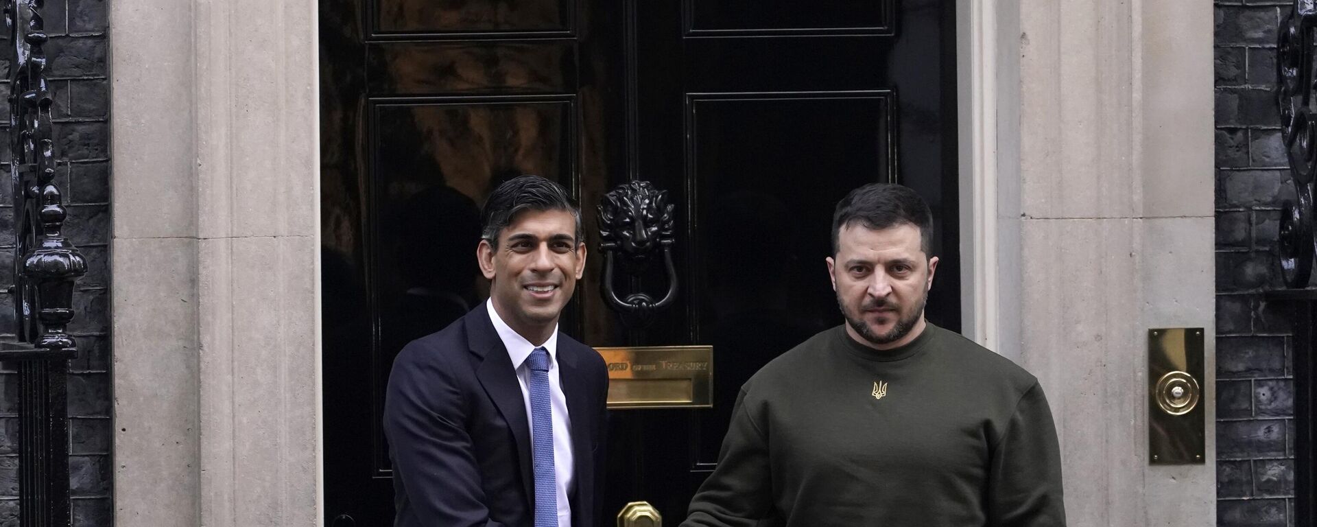 Britain's Prime Minister Rishi Sunak, left, welcomes Ukraine's President Volodymyr Zelensky at Downing Street in London - Sputnik Africa, 1920, 14.05.2024