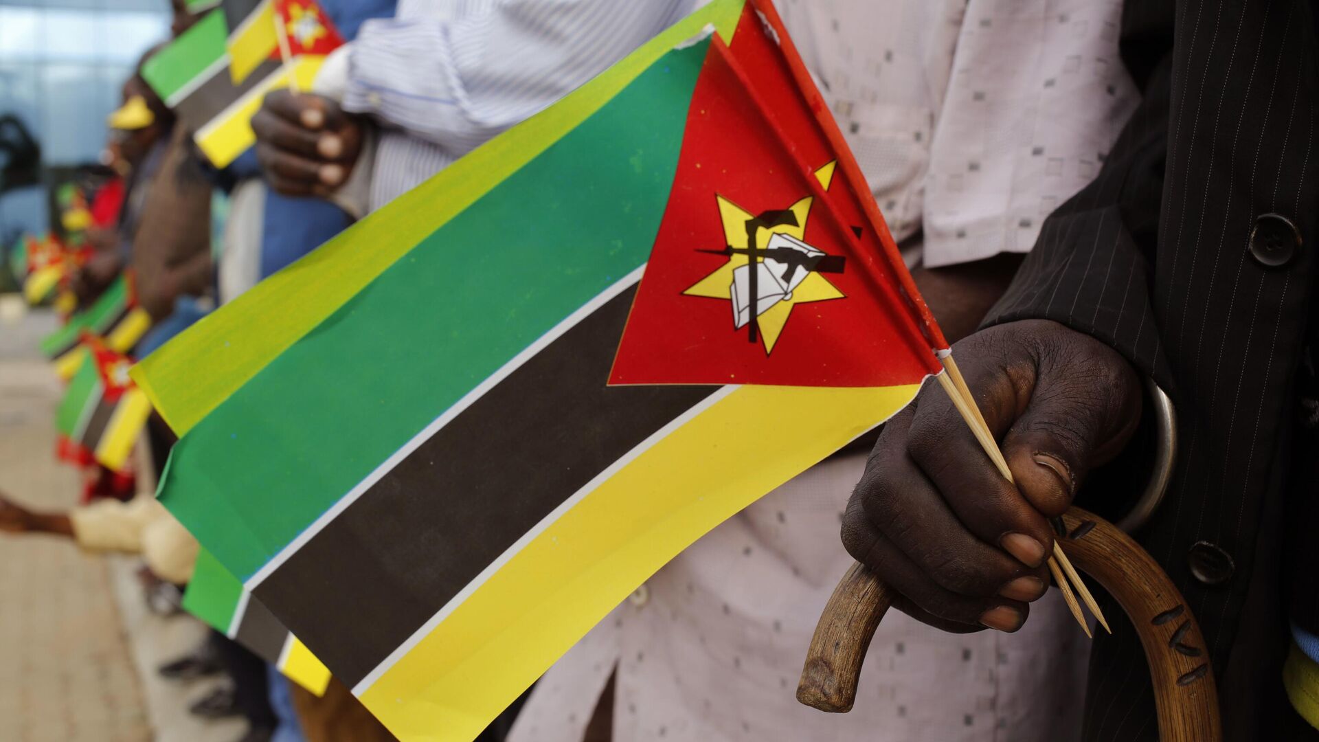 An old man holds Mozambican flag as people wait for the arrival of India's Prime Minister Narendra Modi at a technical school in Maluana, Mozambique, Thursday, July 7, 2016 - Sputnik Africa, 1920, 06.08.2023