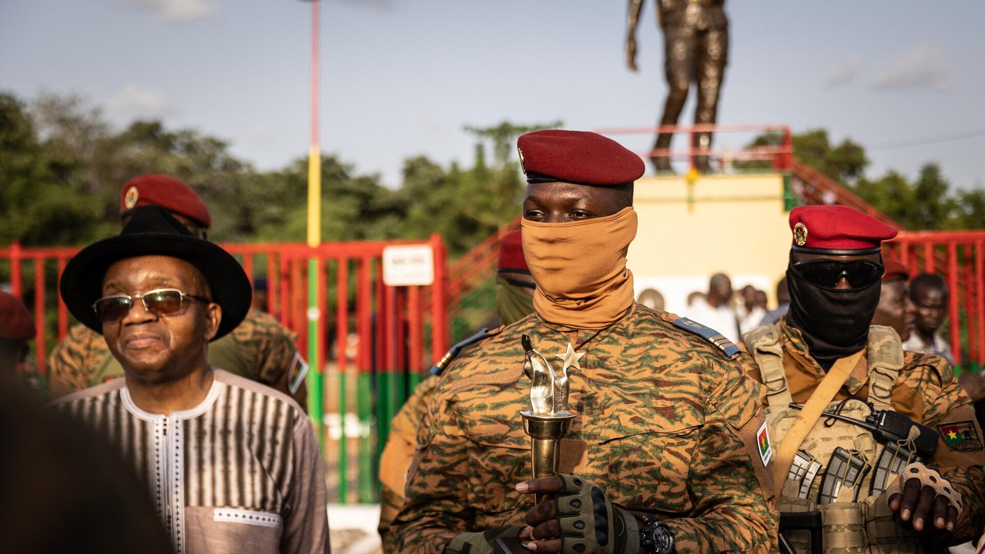 Captain Ibrahim Traore, Burkina Faso's new president, poses with the torch given by elders revolutionary during the ceremony for the 35th anniversary of Thomas Sankara’s assassination, in Ouagadougou, on October 15, 2022. - Sputnik Africa, 1920, 05.05.2023