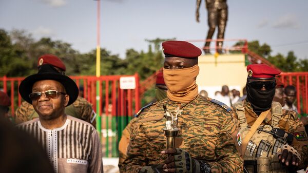 Captain Ibrahim Traore, Burkina Faso's new president, poses with the torch given by elders revolutionary during the ceremony for the 35th anniversary of Thomas Sankara’s assassination, in Ouagadougou, on October 15, 2022. - Sputnik Africa