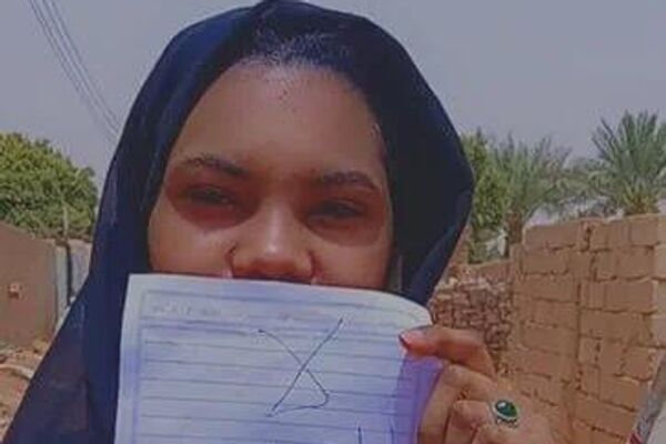 A Sudanese woman holds a sheet with the words No to war, yes to peace amid ongoing armed clashes between the country's regular army and the paramilitary Rapid Support Forces (RSF) - Sputnik Africa