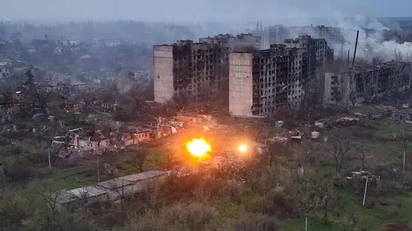 Un tir d'artillerie contre des positions ukrainiennes à Artiomovsk, le 24 avril 2023 - Sputnik Afrique