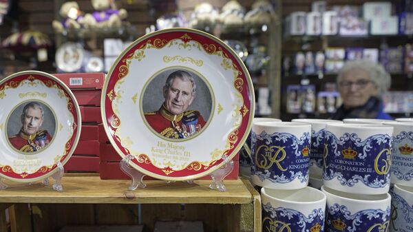King Charles III Coronation plates and mugs are displayed for sale in a gift shop in London - Sputnik Africa