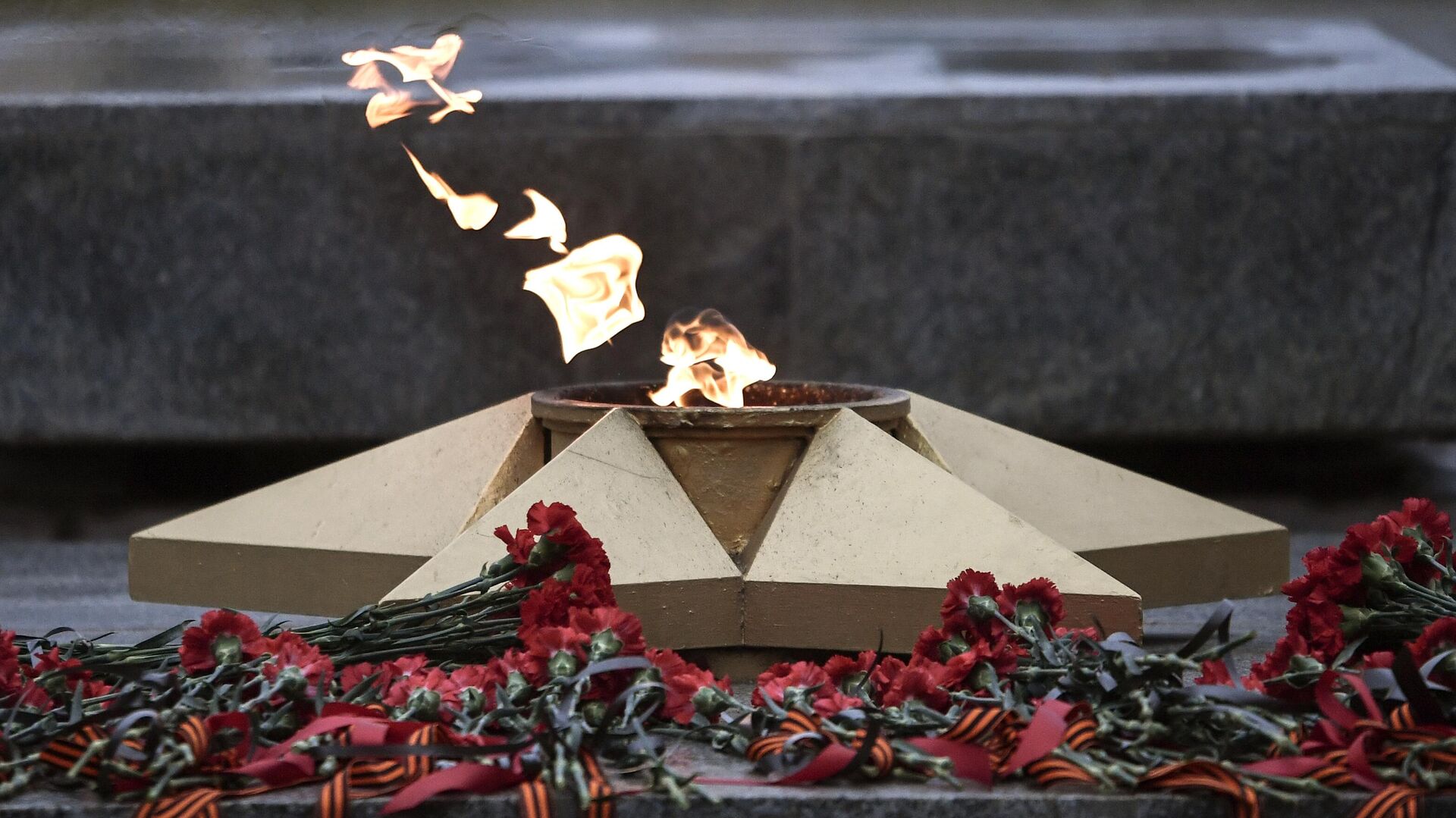 Flamme éternelle près de la tombe du Soldat inconnu, dans la région de Zaporojié - Sputnik Afrique, 1920, 09.05.2023