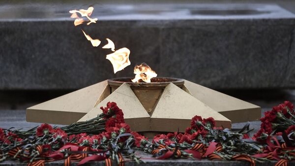 Flamme éternelle près de la tombe du Soldat inconnu, dans la région de Zaporojié - Sputnik Afrique
