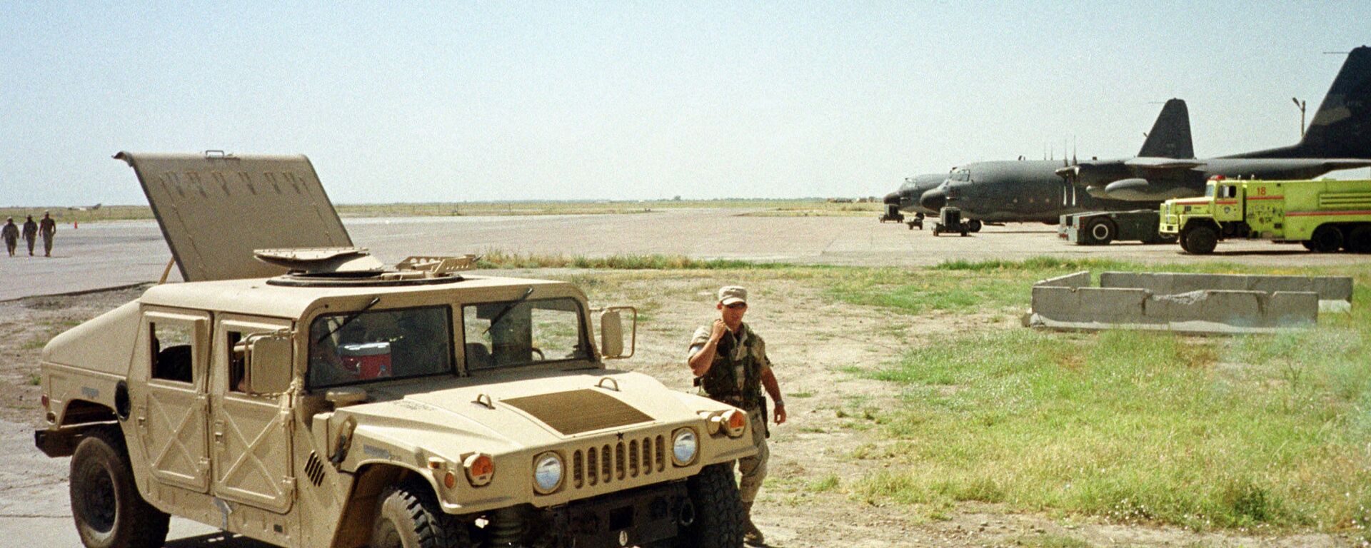 U.S. Army soldier walks past a Humvee vehicle at the Karshi-Khanabad air base, Uzbekistan, in this Tuesday, May 28, 2002 - Sputnik Africa, 1920, 07.05.2023