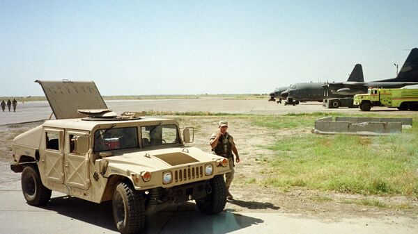 U.S. Army soldier walks past a Humvee vehicle at the Karshi-Khanabad air base, Uzbekistan, in this Tuesday, May 28, 2002 - Sputnik Africa