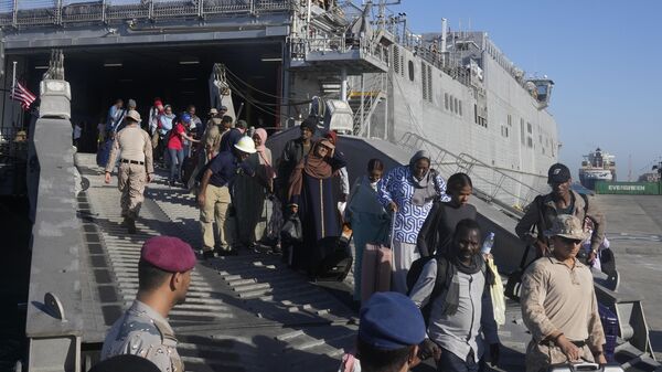 Evacuees disembark from the USNS Brunswick at Jeddah port, Saudi Arabia, Thursday, May 4, 2023. - Sputnik Africa