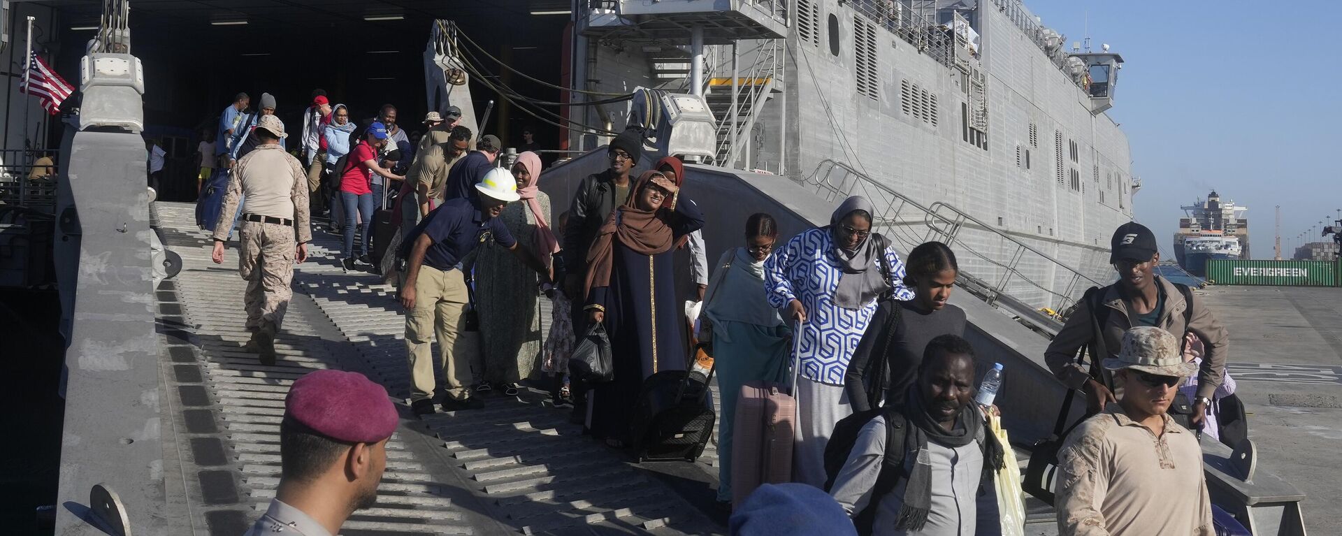 Evacuees disembark from the USNS Brunswick at Jeddah port, Saudi Arabia, Thursday, May 4, 2023. - Sputnik Africa, 1920, 07.05.2023