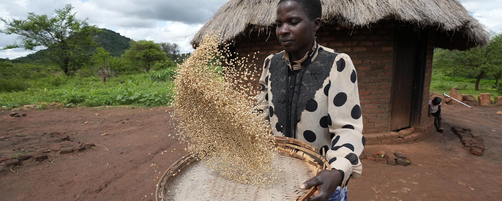 Maria Chagwena, a millet farmer, winnows millet on a bamboo mat in Zimbabwe's arid Rushinga district, northeast of the capital Harare, on Wednesday, Jan, 18, 2023. - Sputnik Africa, 1920, 08.05.2023