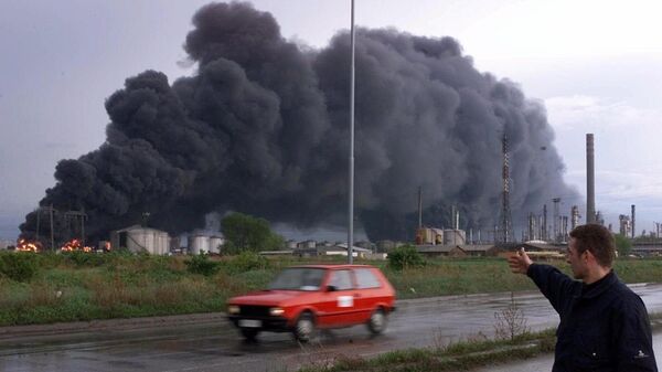 Réservoirs en feu de la raffinerie de pétrole de Pančevo, près de Belgrade, avril 1999. - Sputnik Afrique