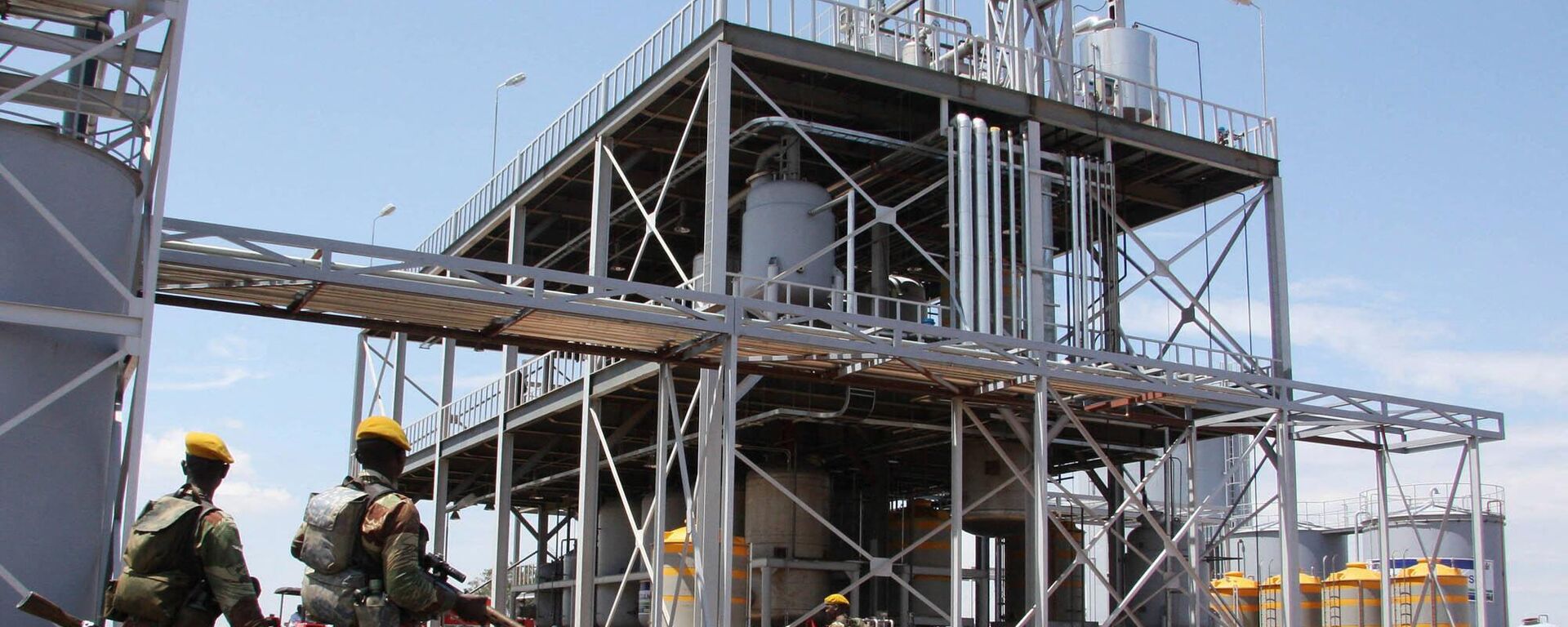 Zimbabwen soilders guard the first biodiesel production plant at its commissioning in Mount Hampden, northeast of the capital Harare, 15 November 2007. - Sputnik Africa, 1920, 08.05.2023