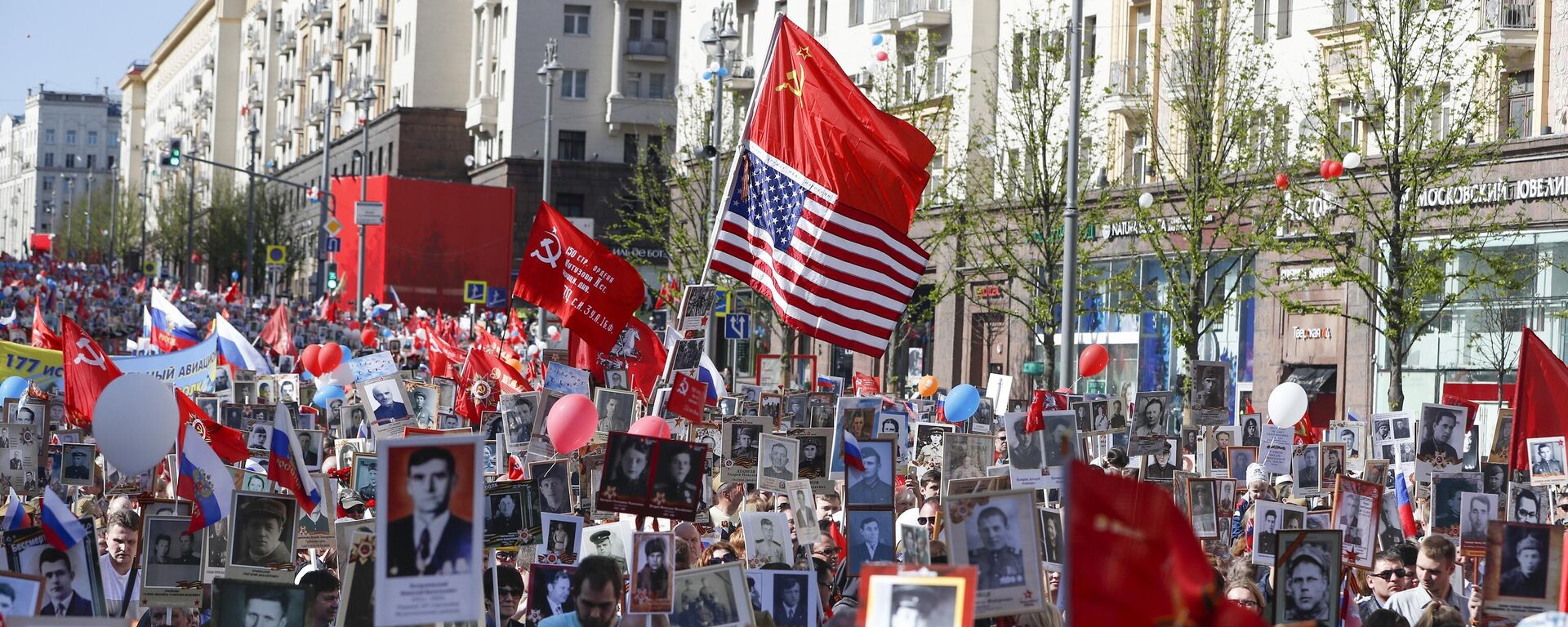 People carry portraits of relatives who fought in World War II, and Russian, U.S. national and Soviet flags, during the Immortal Regiment march along the Red Square in Moscow, Russia, Wednesday, May 9, 2018, celebrating 73 years since the end of WWII and the defeat of Nazi Germany. - Sputnik Africa, 1920, 09.05.2023