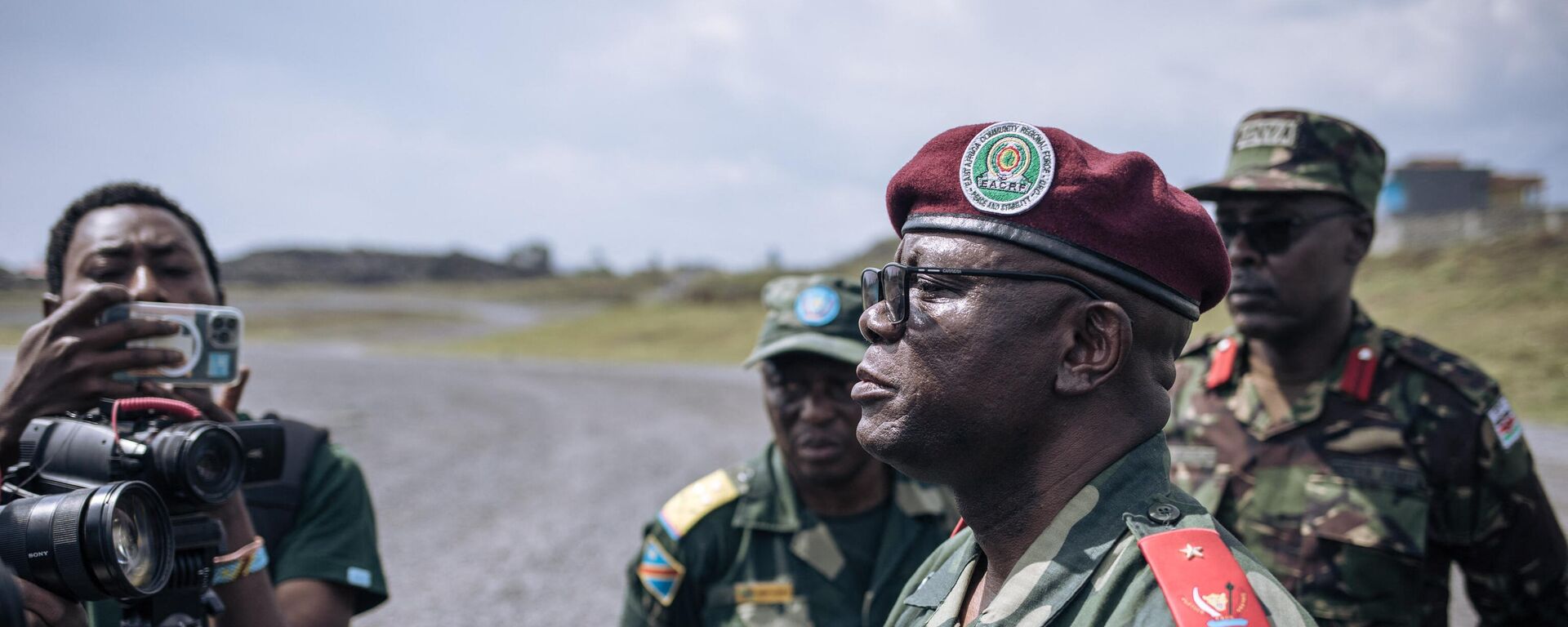 General Emmanuel Kaputa, Deputy chief of staff from the East African Community (EAC) regional force answers journalists during the arrival of Burundian troops at Goma airport in eastern Democratic Republic of Congo on March 5, 2023. - Sputnik Africa, 1920, 07.04.2023