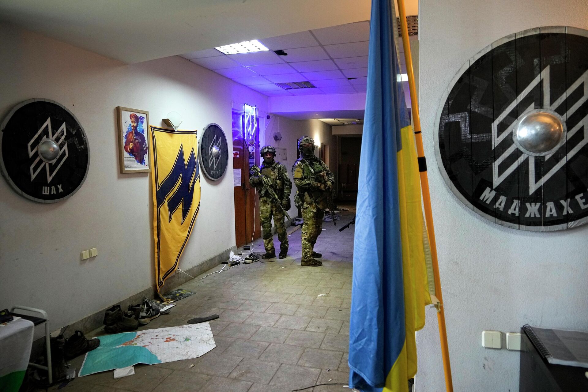 Russian soldiers walk inside the Ukraine's Azov Regiment base adorned with the unit's emblems in Yuriivka resort settlement on the coast of Azov Sea not far from Mariupol, in territory under the government of the Donetsk People's Republic, eastern Ukraine, Wednesday, May 18, 2022 - Sputnik Africa, 1920, 07.05.2023