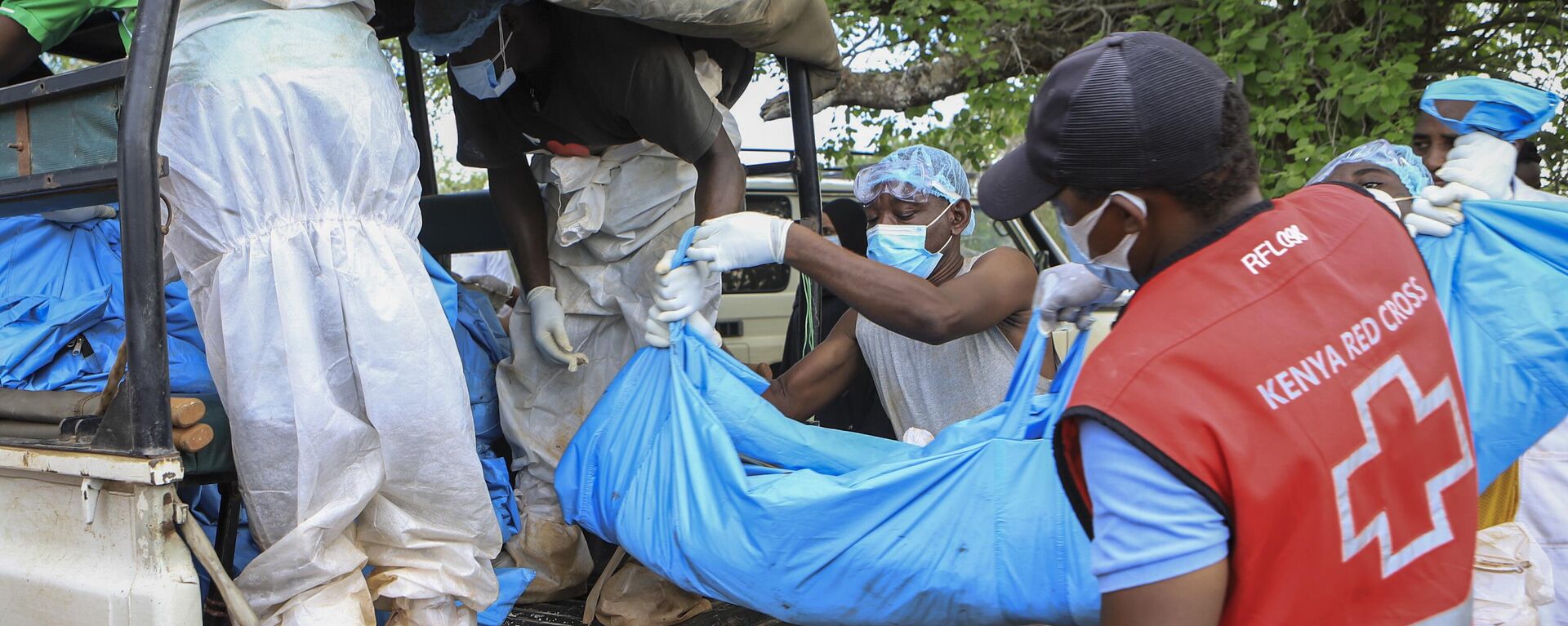 Police and local residents load the exhumed bodies of victims of a religious cult into the back of a truck in the village of Shakahola, near the coastal city of Malindi, in southern Kenya Sunday, April 23, 2023.  - Sputnik Africa, 1920, 11.05.2023