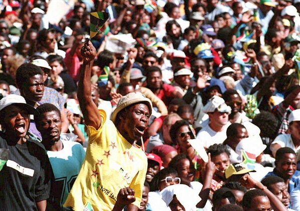 A supporter waves an ANC flag during Nelson Mandela&#x27;s inauguration on May 10, 1994 at the Union Buildings in Pretoria. - Sputnik Africa