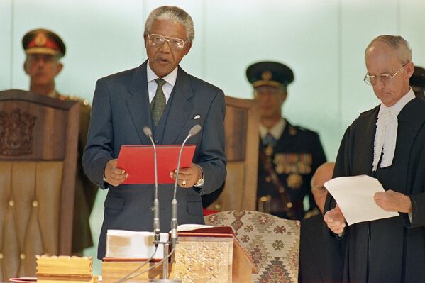 Nelson Mandela reads the oath of office at the Union Building in Pretoria as he is sworn in as President of South Africa. - Sputnik Africa