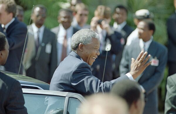 President-Elect Nelson Mandela waves to well-wishers as he arrives at his inauguration ceremony in Pretoria on Tuesday, May 10, 1994.  - Sputnik Africa