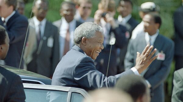 Le président élu Nelson Mandela salue les sympathisants à son arrivée à la cérémonie d'investiture à Pretoria, le mardi 10 mai 1994. - Sputnik Afrique