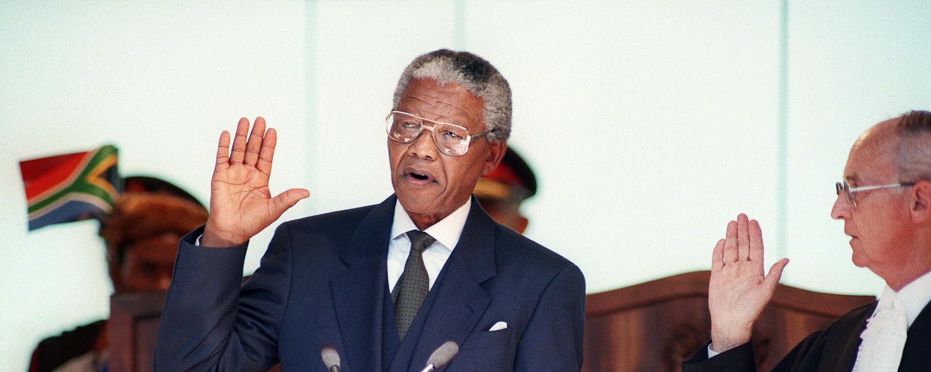 South African President Nelson Mandela takes the oath 10 May 1994 during his inauguration at the Union Building in Pretoria - Sputnik Africa, 1920, 10.05.2023