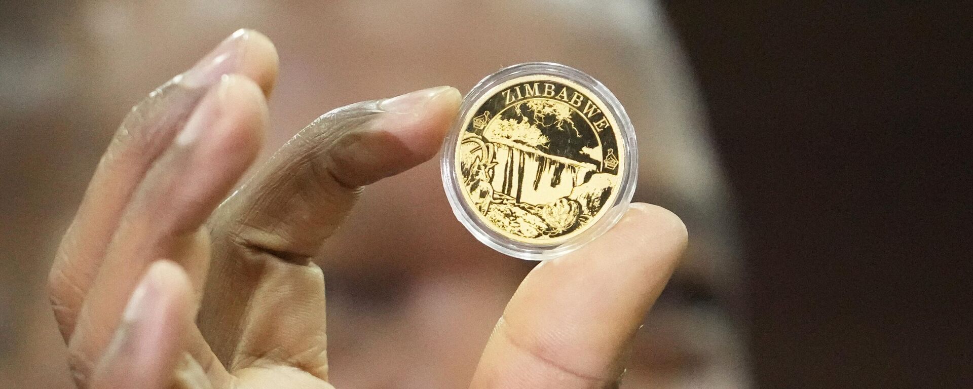 Reserve Bank of Zimbabwe Governor, John Mangudya holds a sample of a gold coin at the launch in Harare, Monday, July, 25, 2022. - Sputnik Africa, 1920, 10.05.2023