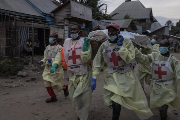 Congolese Red Cross volunteers carry a body retrieved from the mud in Bushushu in the Democratic Republic of the Congo’s east, on May 8, 2023. The death toll from the floods and landslides triggered by heavy rainfall there has risen to nearly 400, an official said on May 7, 2023 - Sputnik Africa