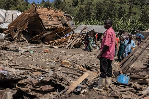 Family members and residents of the two villages affected by the floods look up at the damage caused by the disaster in Nyamukubi, in the DR Congo’s east, on May 8, 2023. The death toll from the floods and landslides triggered by heavy rain in the east of the country has risen to nearly 400, an official said on May 7, 2023. - Sputnik Africa