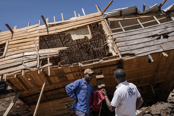 Residents continue to search homes for family members who disappeared during the Nyamukubi floods in the DR Congo’s east on May 8, 2023. The death toll from the floods and landslides triggered by heavy rain in the east of the country has risen to nearly 400, an official said on May 7, 2023. - Sputnik Africa