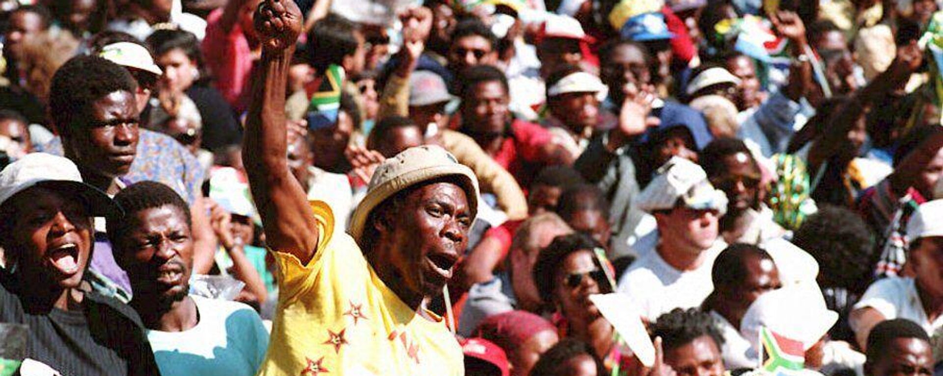 A supporter waves an ANC flag during Nelson Mandela's inauguration 10 May 1994 at the Union Buildings in Pretoria as South Africa's first democratically elected president - Sputnik Africa, 1920, 10.05.2023