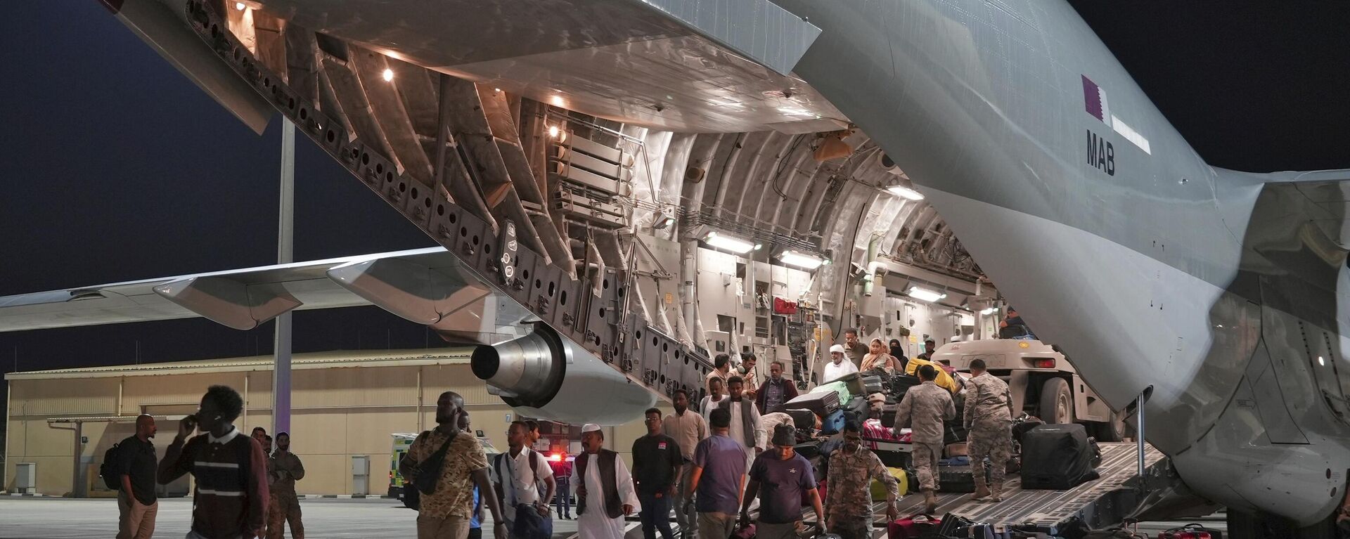 Evacuees flown out of Sudan disembark a Qatari C-17 Globemaster at Al Udeid Air Base, Qatar, Saturday, May 6, 2023.  - Sputnik Africa, 1920, 11.05.2023