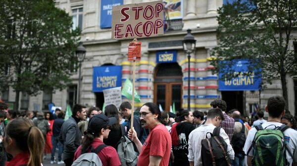 An activist holds a STOP EACOP placard opposing a pipeline project during an action as part of the La Voix Lyceenne (High School Voice) union initiative in Paris on September 23, 2022. - According to the EU Parliament on September 15, 2022, more than 100,000 people are at risk of being displaced by the East Africa Crude Oil Pipeline (EACOP) of France's TotalEnergies and the China National Offshore Oil Corporation (CNOOC) that signed a $10-billion agreement earlier in 2022 to develop Ugandan oilfields and ship the crude through a 1,445-kilometre (900-mile) pipeline to Tanzania's Indian Ocean port of Tanga. (Photo by STEPHANE DE SAKUTIN / AFP) - Sputnik Africa