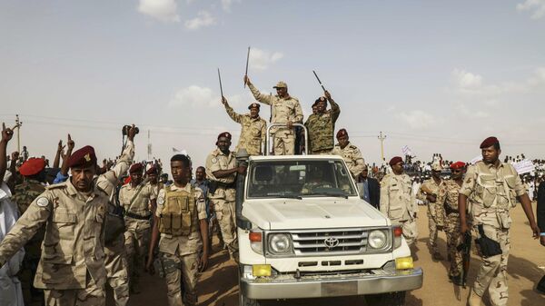 Gen. Mohammed Hamdan Dagalo, the deputy head of the military council, waves to a crowd during a military-backed tribe's rally, in the Nile River state, Sudan - Sputnik Africa