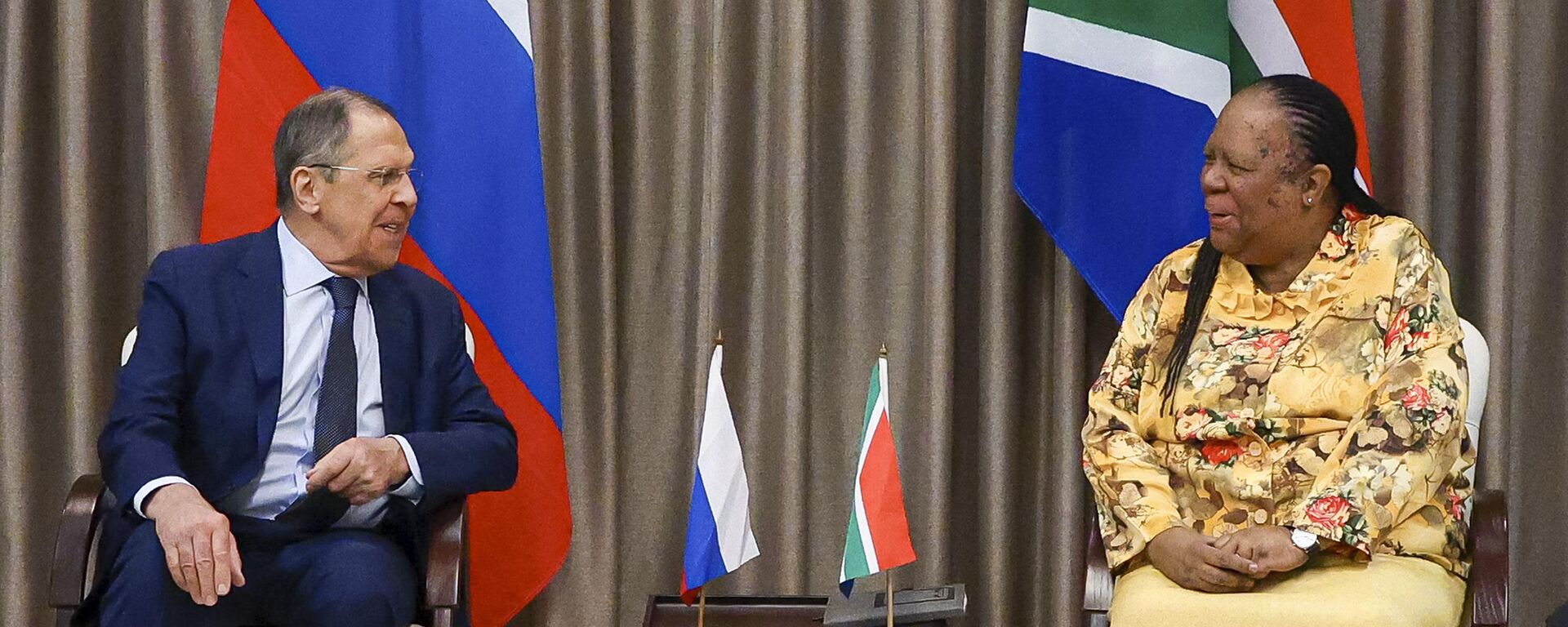 In this photo released by the Russian Foreign Ministry Press Service, Russia's Foreign Minister Sergey Lavrov, left, and his South Africa's counterpart Naledi Pandor, speak, during their meeting in Pretoria, South Africa, Monday, Jan. 23, 2023 - Sputnik Africa, 1920, 12.05.2023