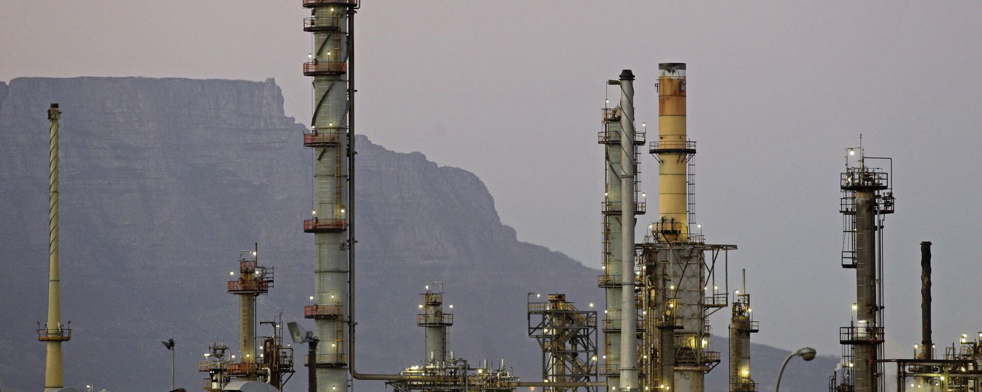 An oil refinery is seen with Table Mountain in the background, Cape Town, South Africa, Wednesday, Feb 8, 2012. - Sputnik Africa, 1920, 14.10.2023