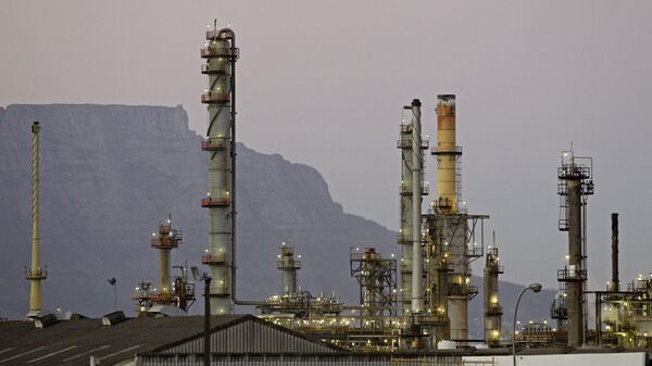 An oil refinery is seen with Table Mountain in the background, Cape Town, South Africa, Wednesday, Feb 8, 2012. - Sputnik Africa