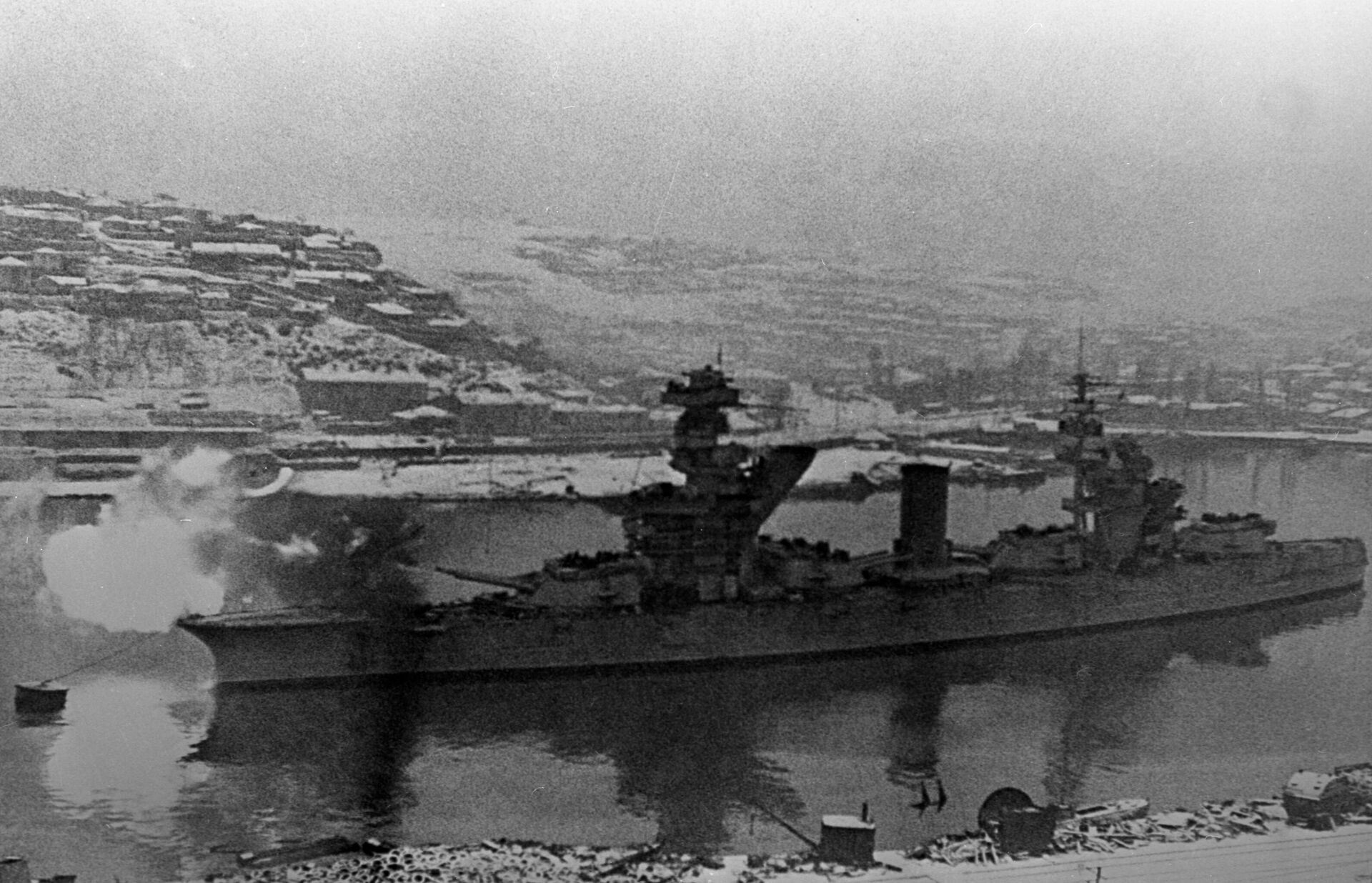 The Great Patriotic War (1941-1945). Defense of Sevastopol and the Battle of the Crimea (September 1941 - July 1942). Battleship Sevastopol is firing at enemy positions in the North Bay. - Sputnik Africa, 1920, 12.05.2023