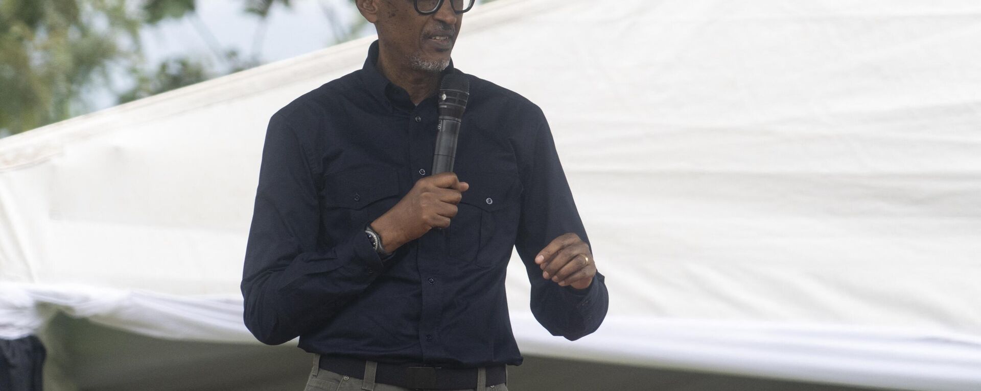 Rwandan President Paul Kagame speaks to people displaced by floods at the Inyemeramihigo internally displaced person (IDP) camp in the Rubavu area on May 12, 2023 - Sputnik Africa, 1920, 13.05.2023