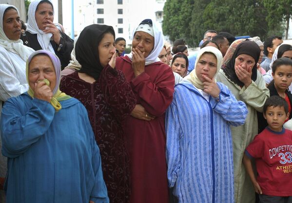 Women wait outside a mortuary at Averos Ibn Rochd hospital in Casablanca, Saturday, 17 May 2003. - Sputnik Africa