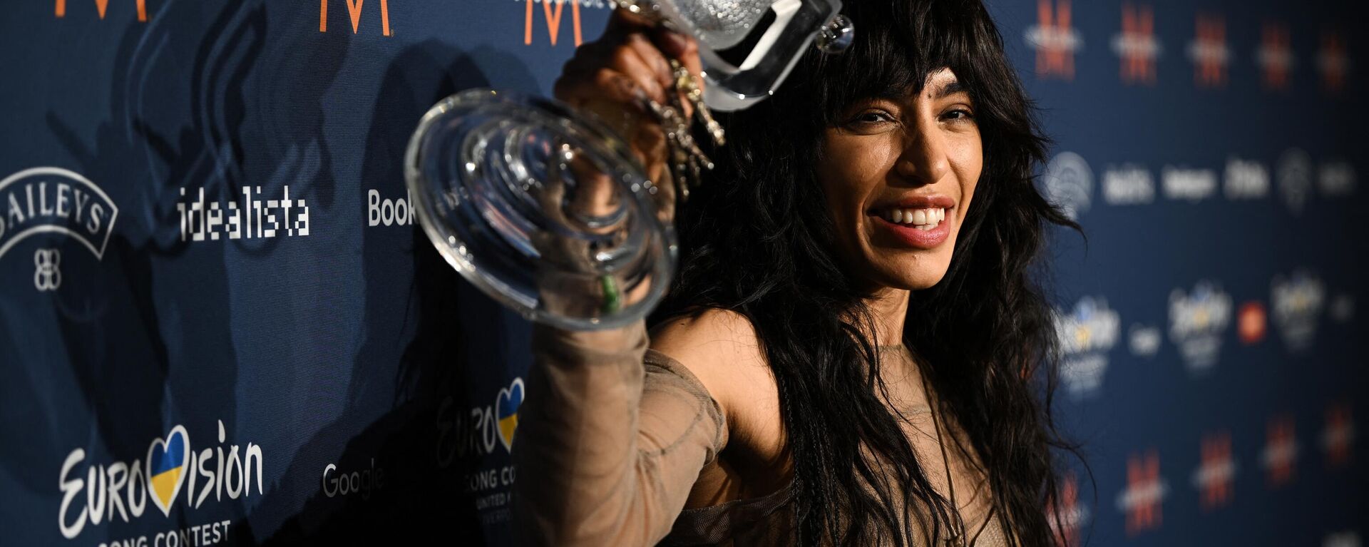 Singer Loreen performing on behalf of Sweden poses with the trophy after winning the final of the Eurovision Song contest 2023 on May 14, 2023 at the M&S Bank Arena in Liverpool, northern England - Sputnik Africa, 1920, 14.05.2023