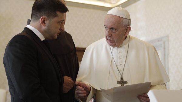 Pope Francis exchanges gift with Ukrainian President Volodymyr Zelensky (L) during a private audience at the Vatican on February 8, 2020 - Sputnik Africa